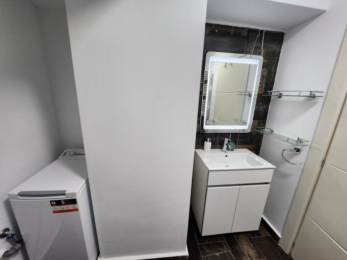Near Airport 2 Rooms Apartments In Himson Iasi Bagian luar foto