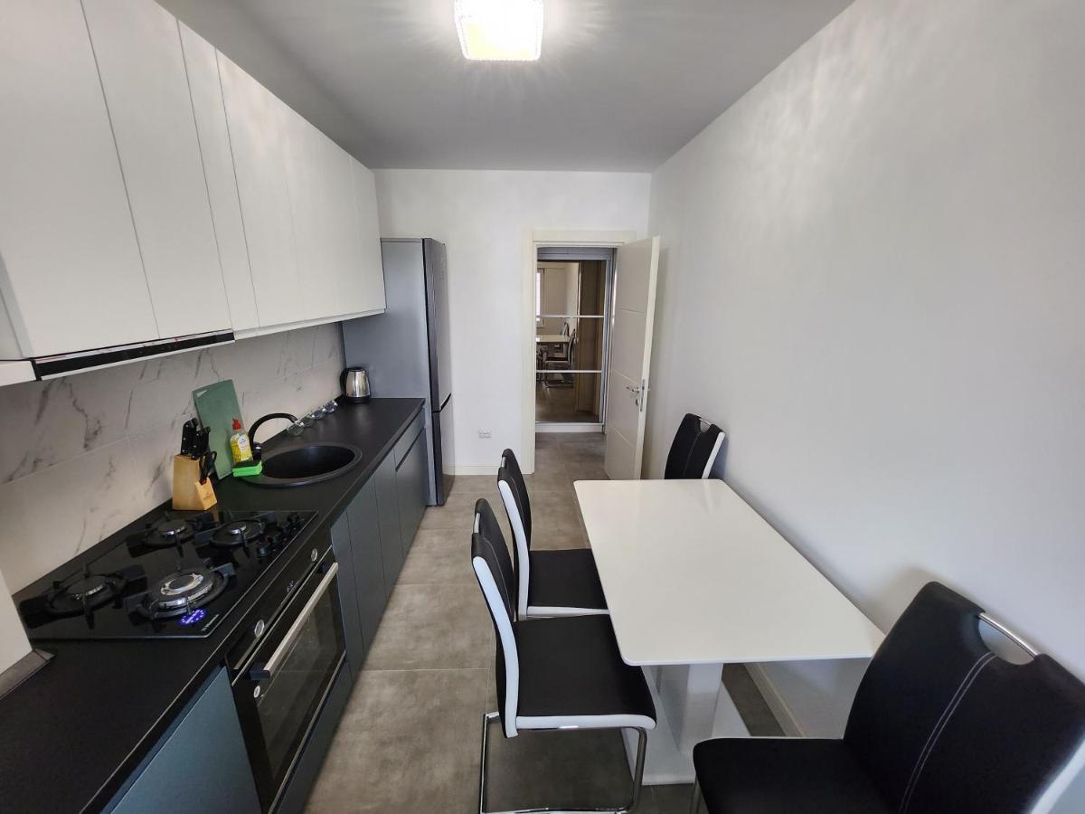 Near Airport 2 Rooms Apartments In Himson Iasi Bagian luar foto