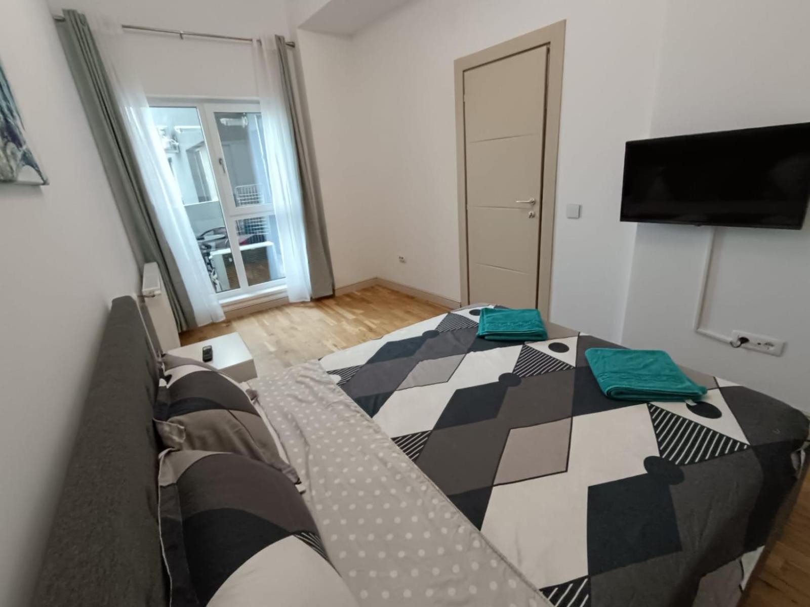 Near Airport 2 Rooms Apartments In Himson Iasi Bagian luar foto